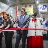 Les conseiller d'Etat valaisan Franz Ruppen et Franziska Biner, le conseiller fédéral Albert Rösti et le président de la commune de Viège Niklaus Furger ont symboliquement coupé le ruban à l'occasion de l'inauguration du tube sud du tunnel autoroutier de Viège. KEYSTONE/GABRIEL MONNET